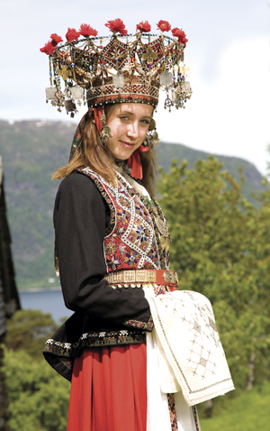 <br> Gammel brudedrakt med perlekrune fra Hardanger